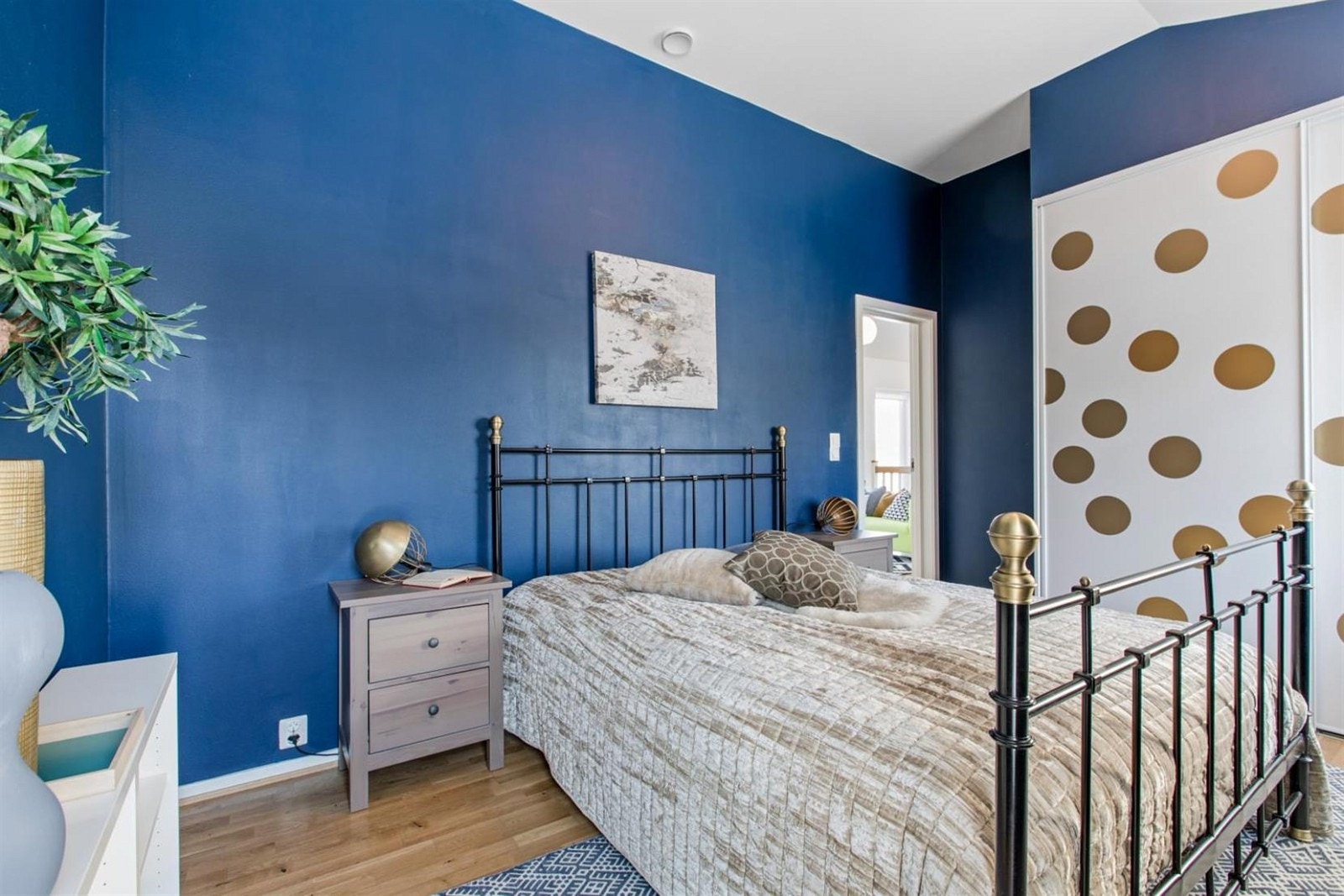 Soverom 1 med skyvedørsgarderobe. Galleribilde