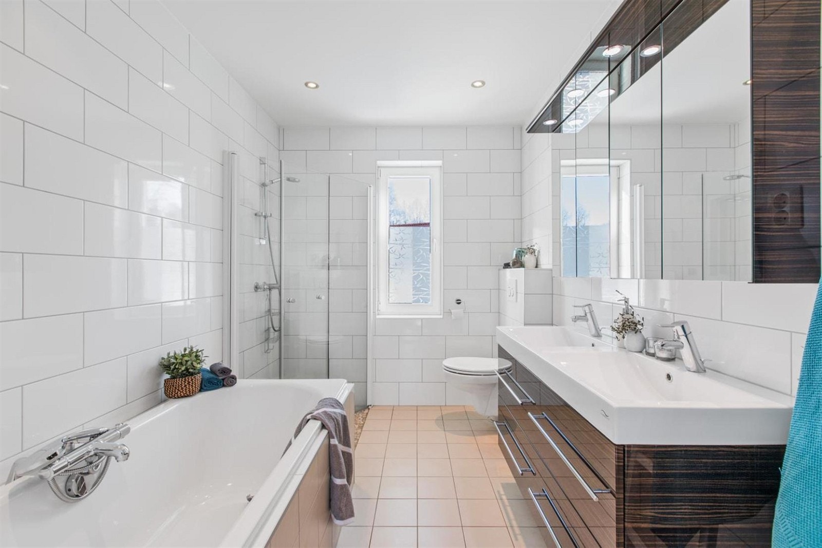 Flislagt bad med gulvvarme, badekar og dusjhjørne. Dobbel vask. Galleribilde