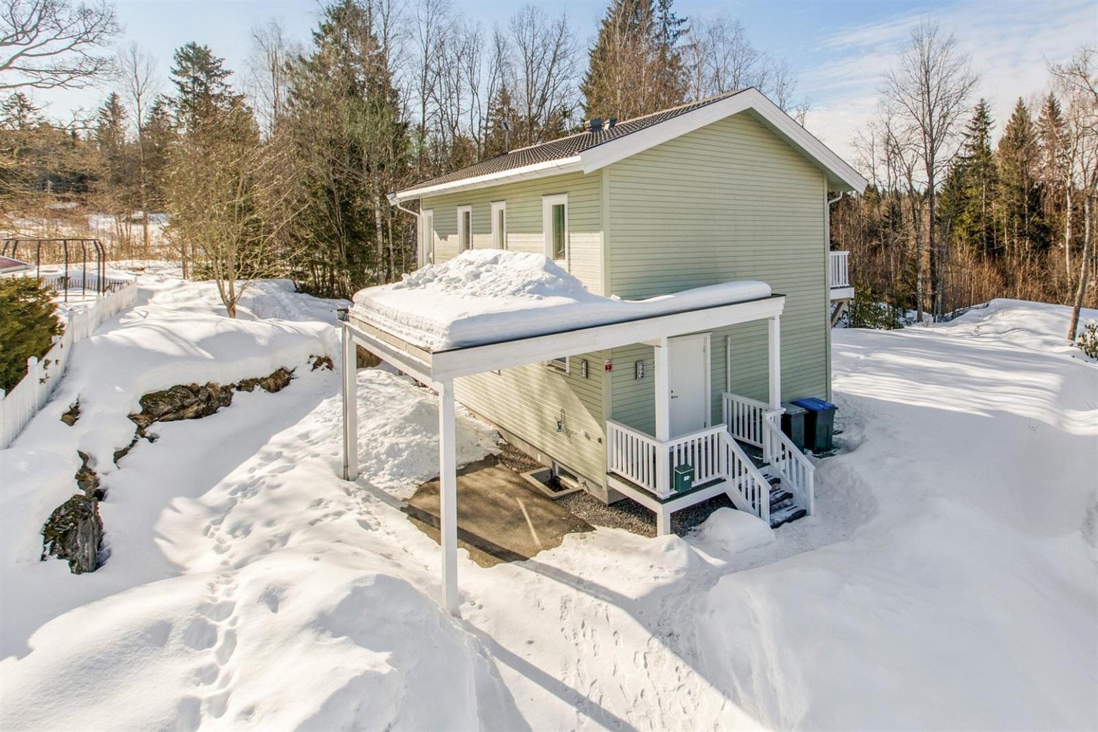 Carport ifb. med inngangspartiet. Galleribilde