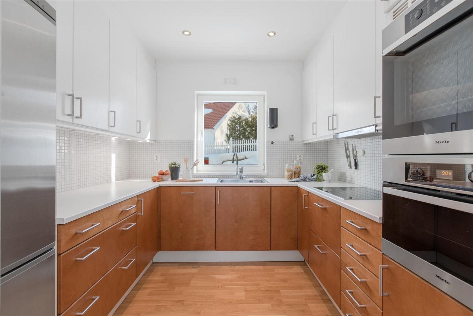 Godt med skap- og benkeplass. Galleribilde