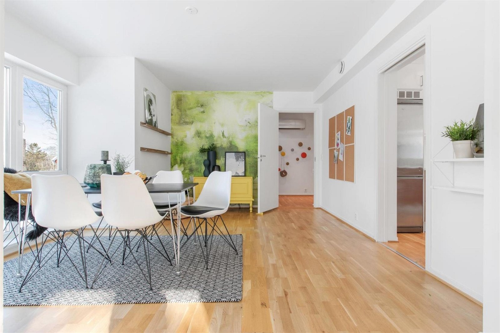 Enkel tilgang til spisestuen fra kjøkkenet. Galleribilde