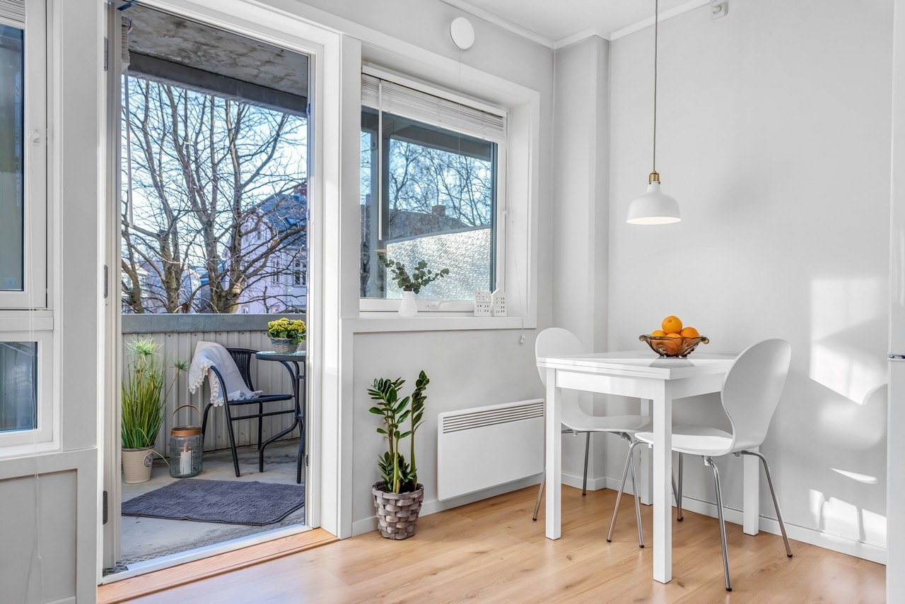 Fra stue er det utgang til koselig balkong Galleribilde