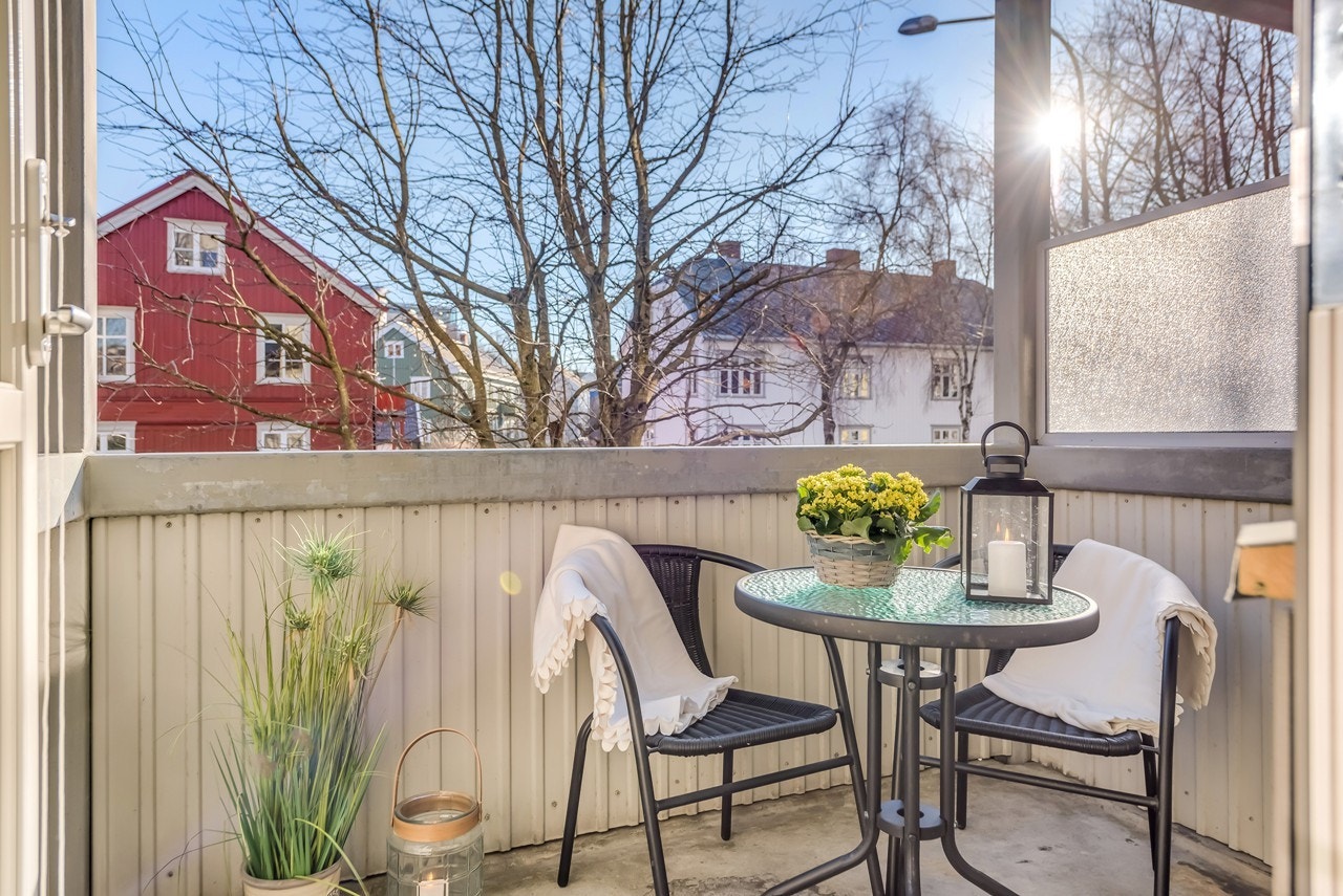 Leiligheten nyter en skjermet beliggenhet i forhold til trafikk og støy og vender mot en rolig sidegate Galleribilde