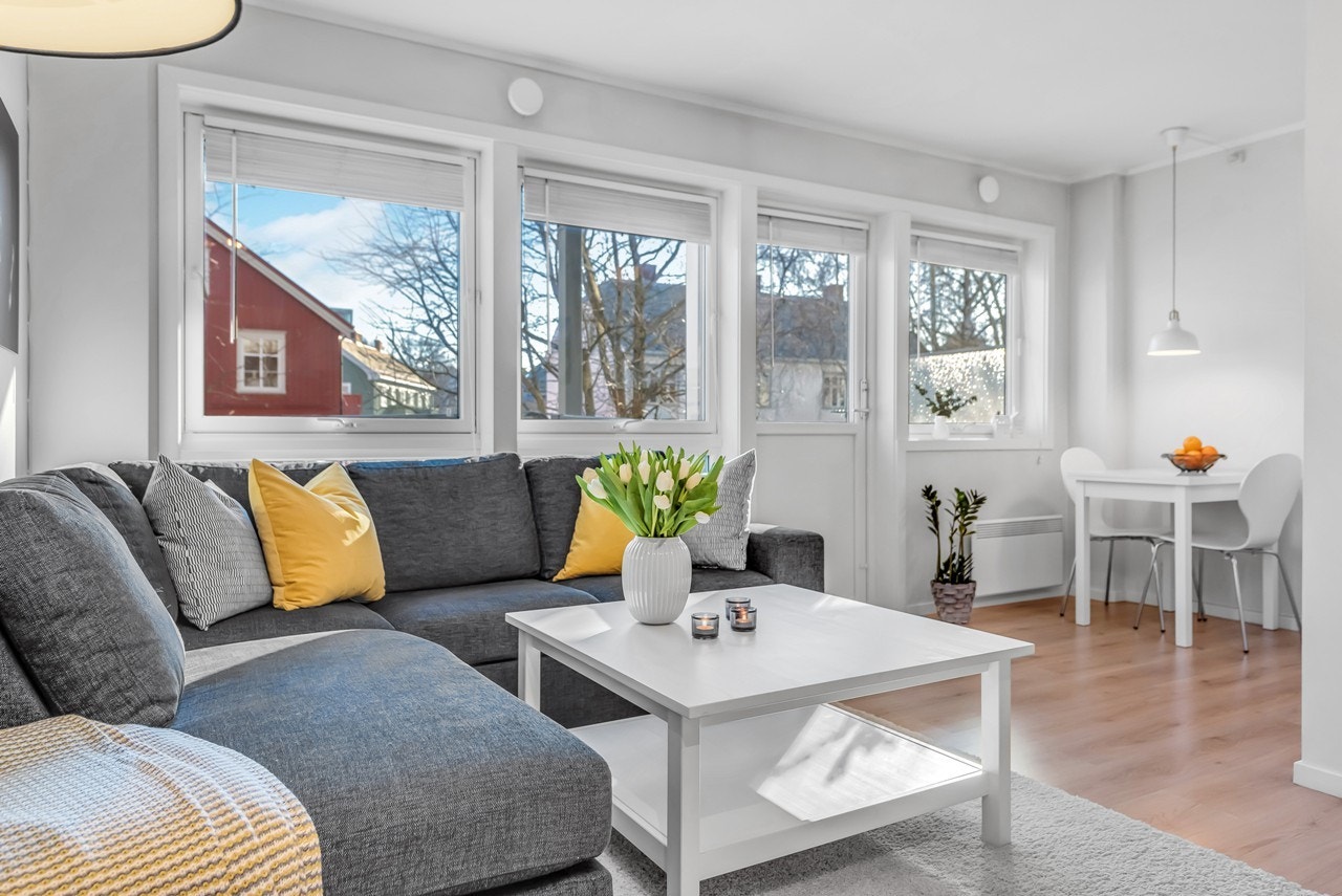 Leiligheten nyter en skjermet beliggenhet i forhold til trafikk og støy og vender mot en rolig sidegate. Samtidig er beliggenheten supersentral i forhold NTNU Gløshaugen(ca. 400m) og Handelshøyskolen i Trondheim(ca. 50m) Galleribilde