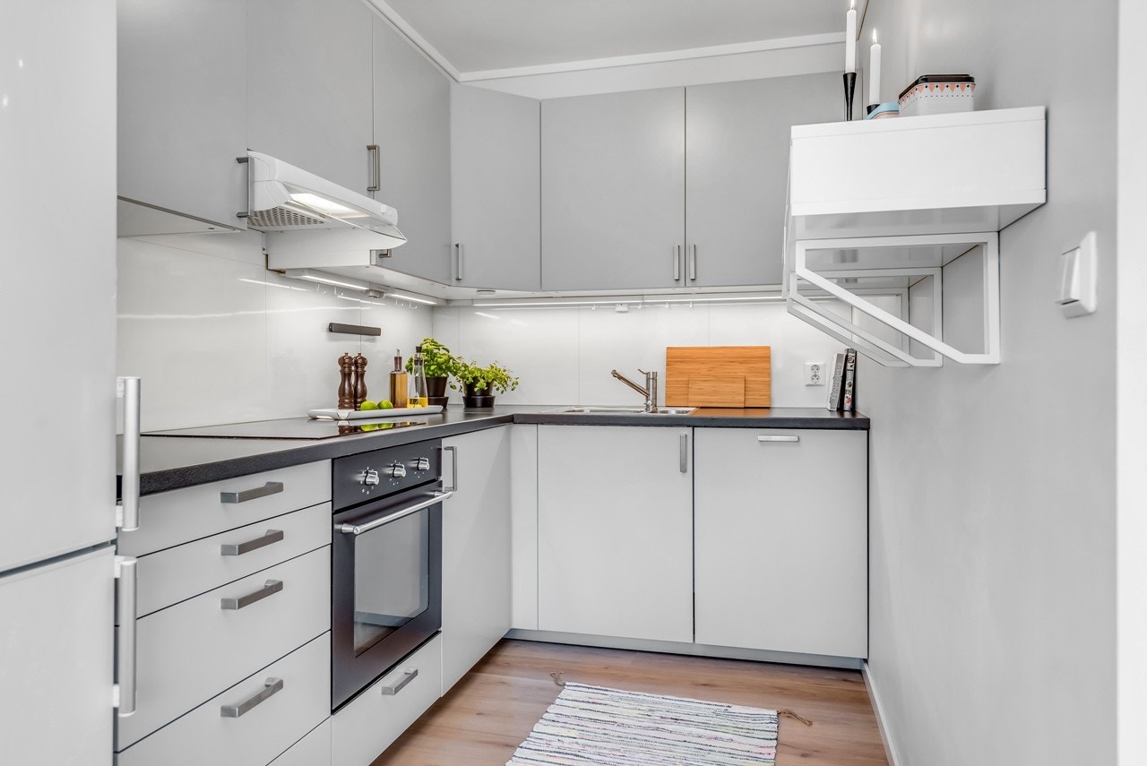 Kjøkken med integrerte hvitevarer fra 2013. TG0 av takstmann Galleribilde