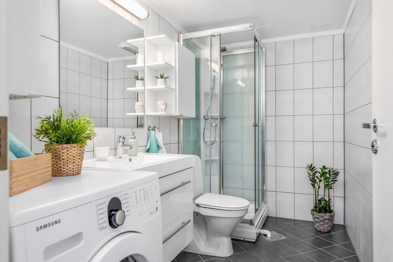 Flislagt bad med varme i gulv fra 2013, utstyrt med dusjkabinett som minimerer vann på gulv og vegger. TG1 fra takstmann. Galleribilde