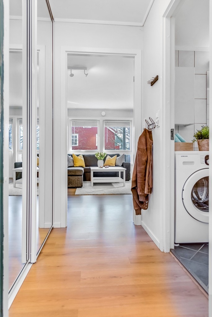 Inngangsparti. Skyvdørsgarderobe og inngang til flislagt bad Galleribilde