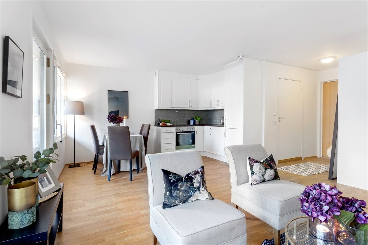 Åpen stue- kjøkkenløsning med god plass til spisebord og sofagruppe. Galleribilde