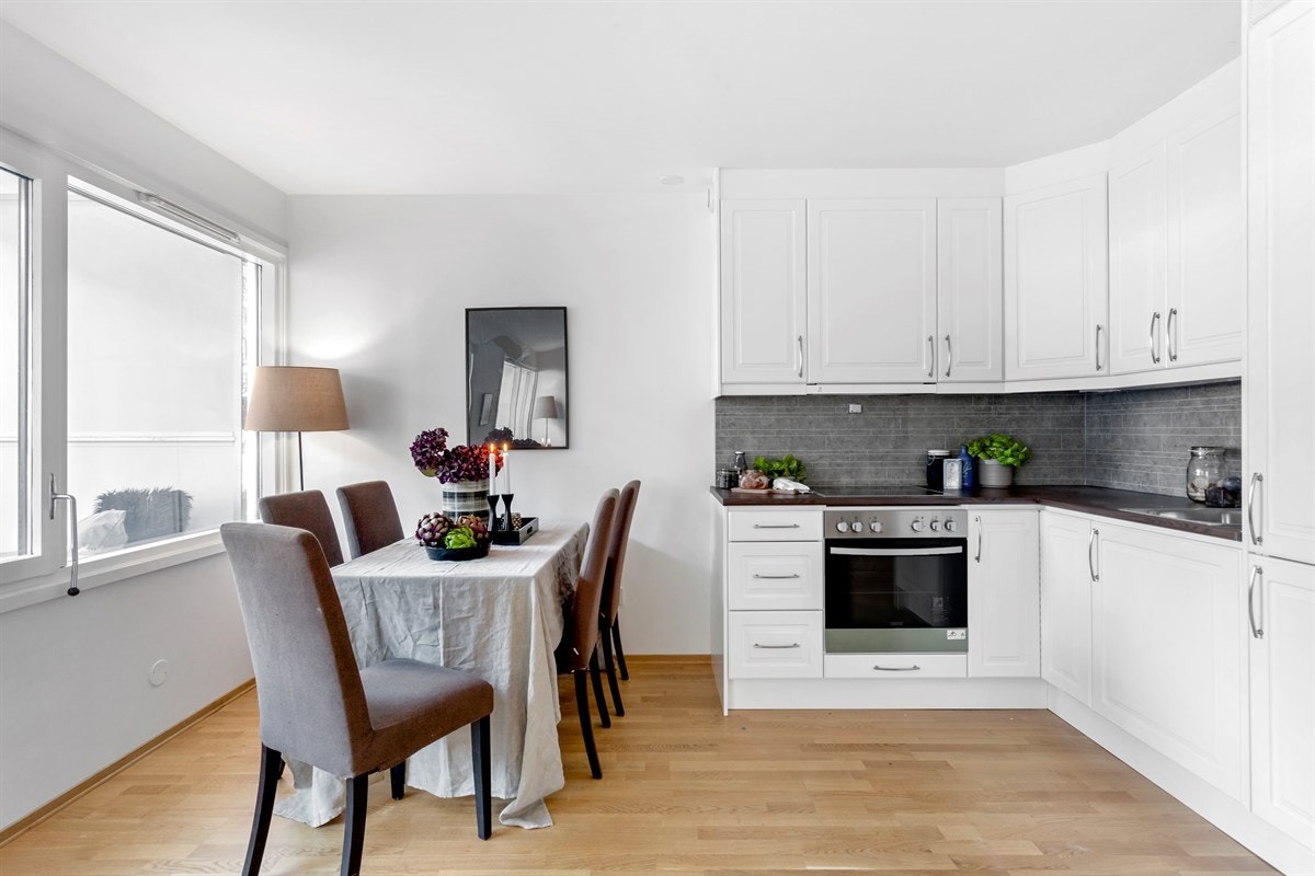 Kjøkken fra 2015 med god skap - og benkeplass. Galleribilde