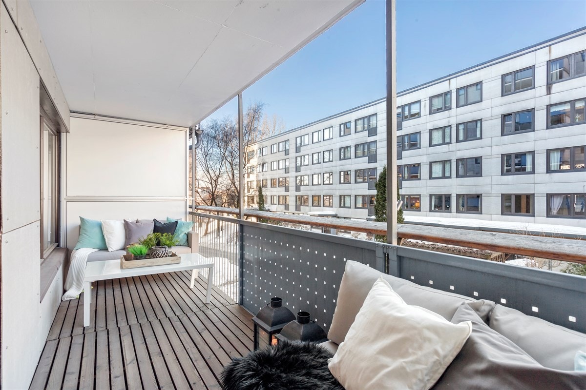 Stor 11 kvm balkong med god plass til utemøblene. Galleribilde