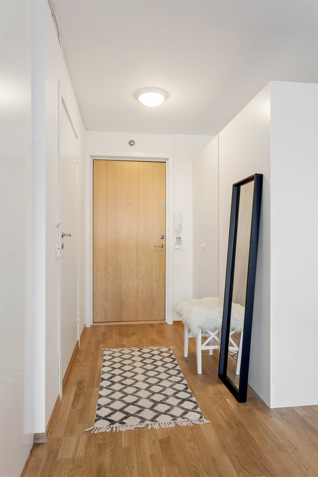 Entré med skap langs hele høyre vegg. Her er det god plass til å henge fra seg yttertøy og sko. Galleribilde