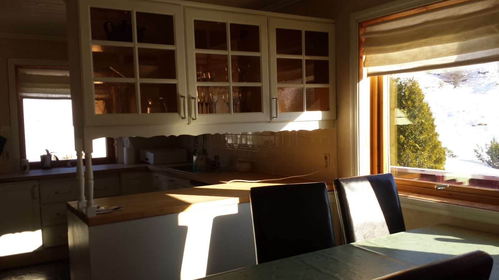 Kjøkken og spisestue. Sett fra stuen. Ser mot sørvest. Galleribilde