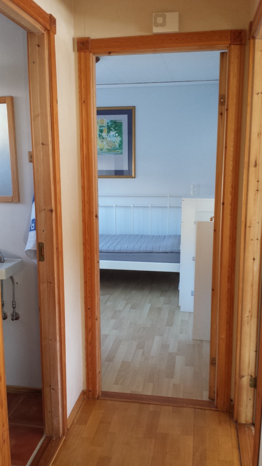 Ser fra innergang, trapp ned til venstre, bad2 til venstre, soverom3 beint frem og dør til kjøkken til høyre. Galleribilde