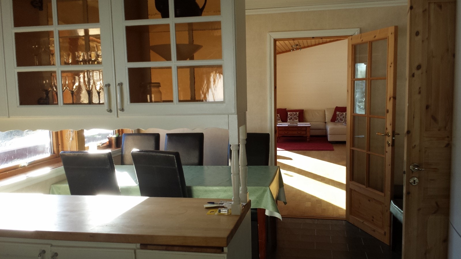 Kjøkken og spisestue. Sett fra kjøkkenbenk. Ser mot nord. Galleribilde