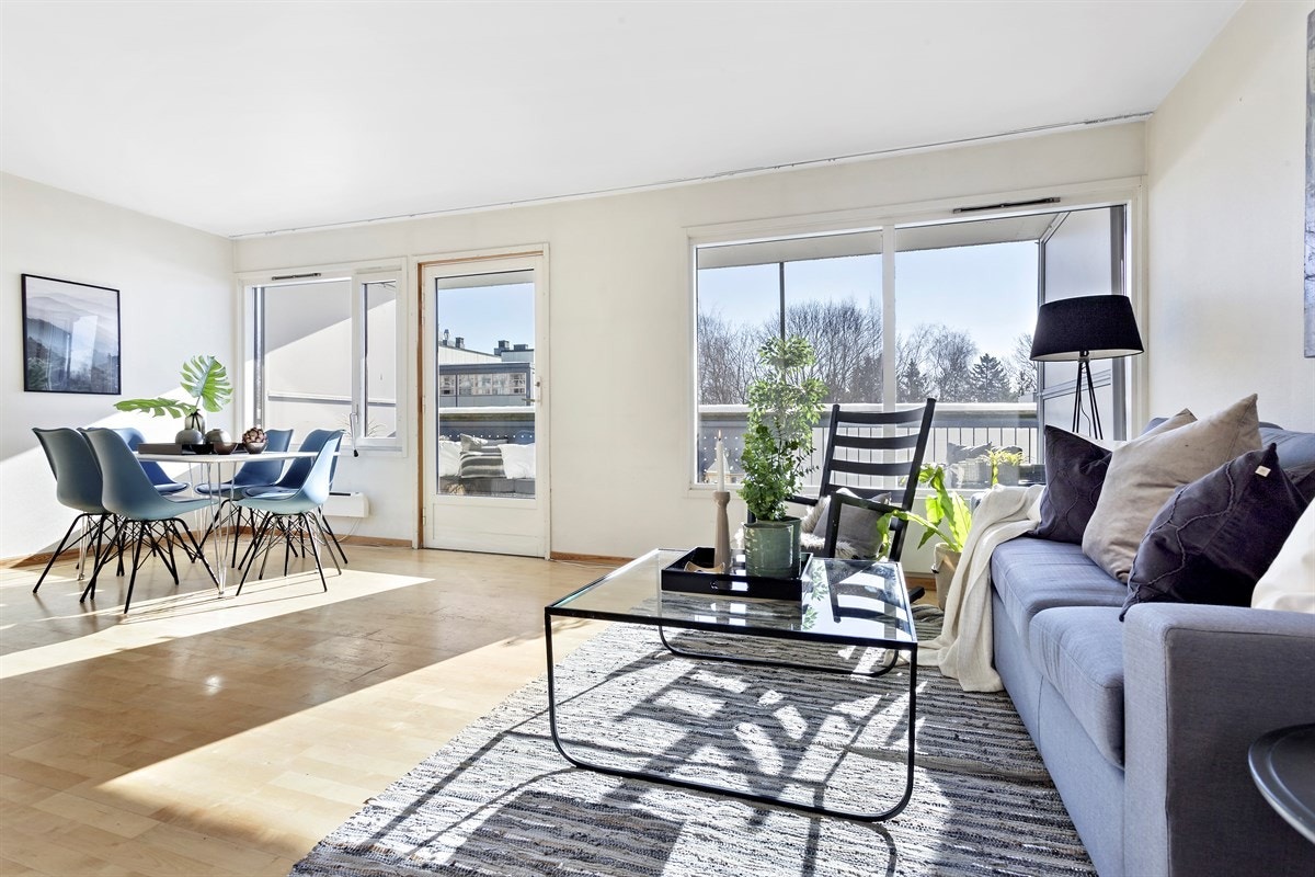 Lys og luftig stue med store vindusflater. Galleribilde