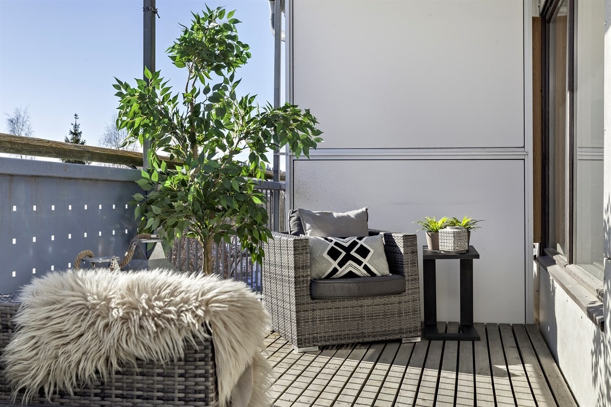 Stor 11 kvm balkong med god plass til utemøblene. Galleribilde