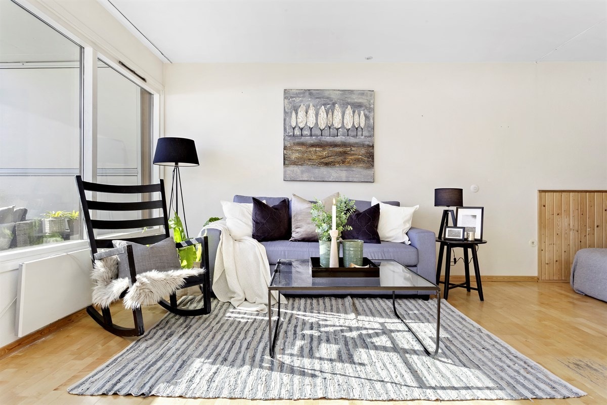 Leiligheten ligger i byggets andre etasje og har en 11 kvm solrik balkong, samt heisadkomst til leilighetsplan. Galleribilde