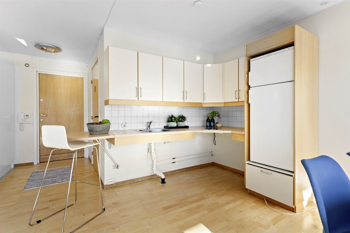 Kjøkkeninnredning med enkel oppvaskkum og ettgrepskran. Galleribilde