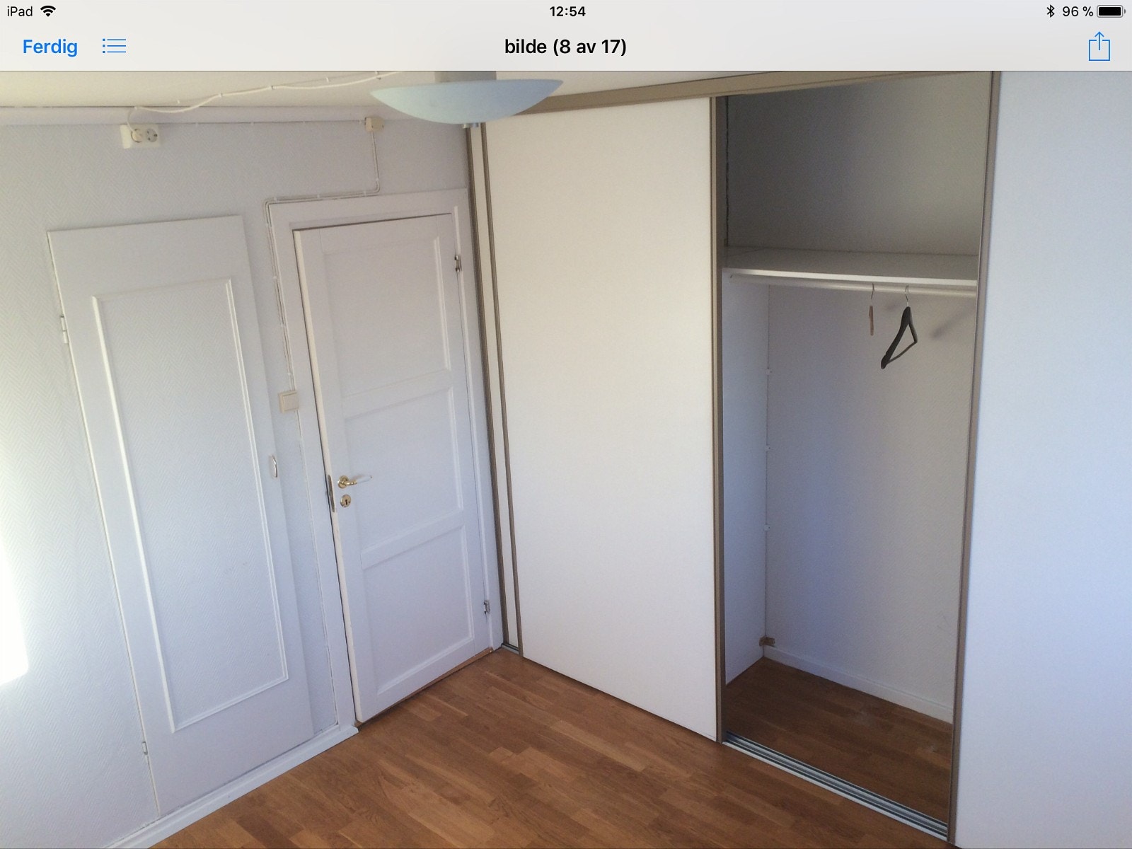 Soverom 1. God oppbevaringsplass i skyvedørsgarderobe Galleribilde