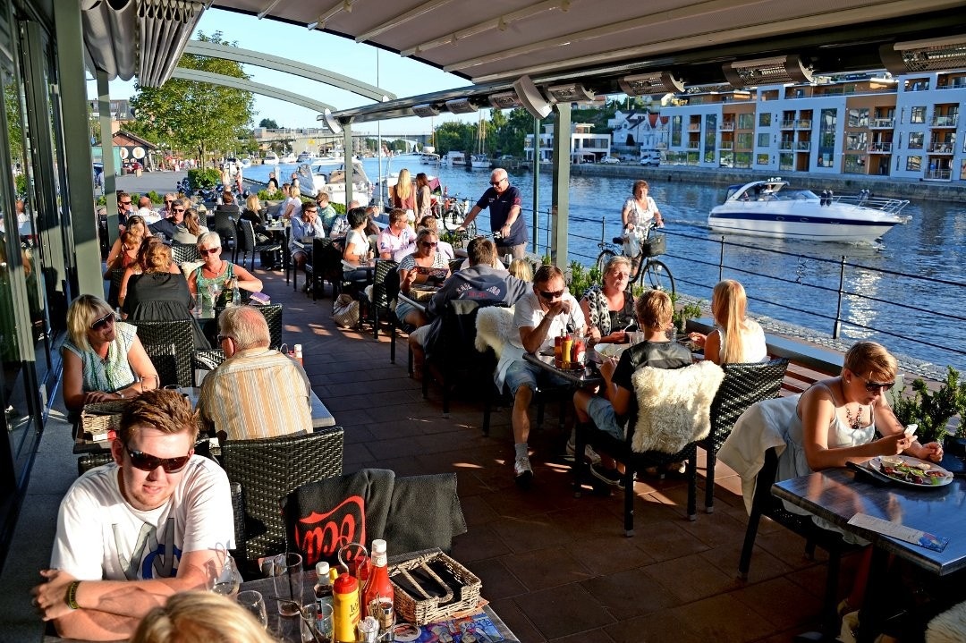 Fredrikstad er kjent for sitt gode uteliv og gratis ferge 3 min gange. Galleribilde