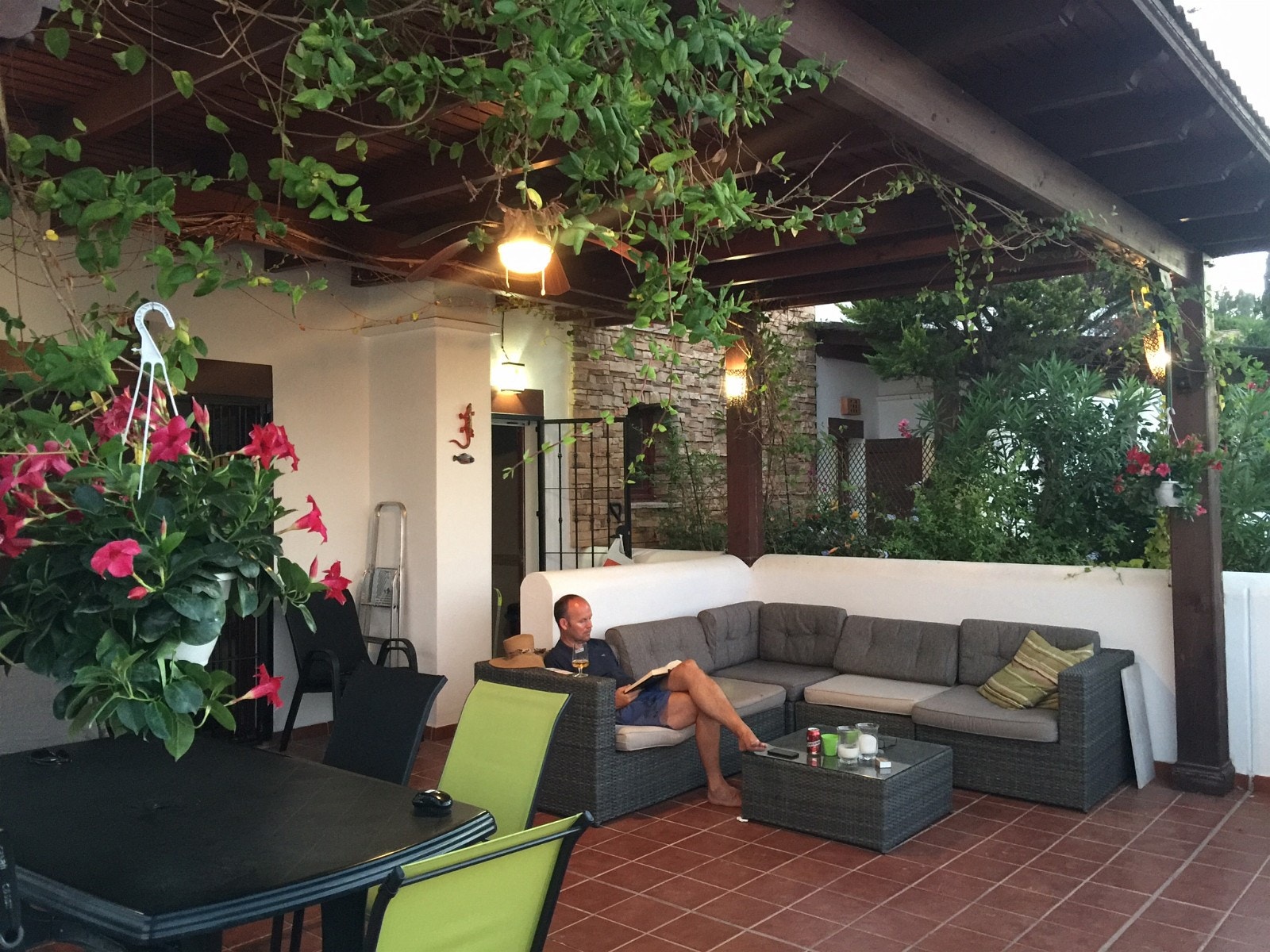 Stor terrasse med grill, lounge, spisemøblement og solsenger Galleribilde