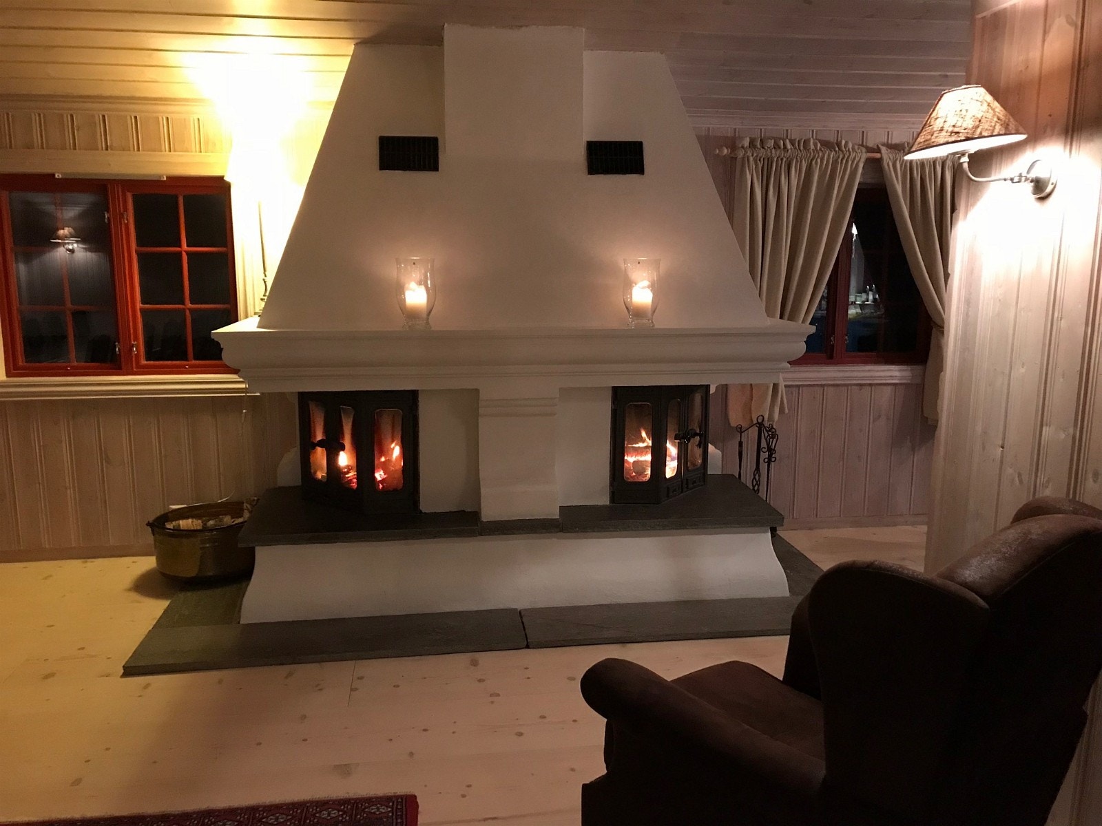 Peisen er en kopi av peisen på Frognerseteren Galleribilde