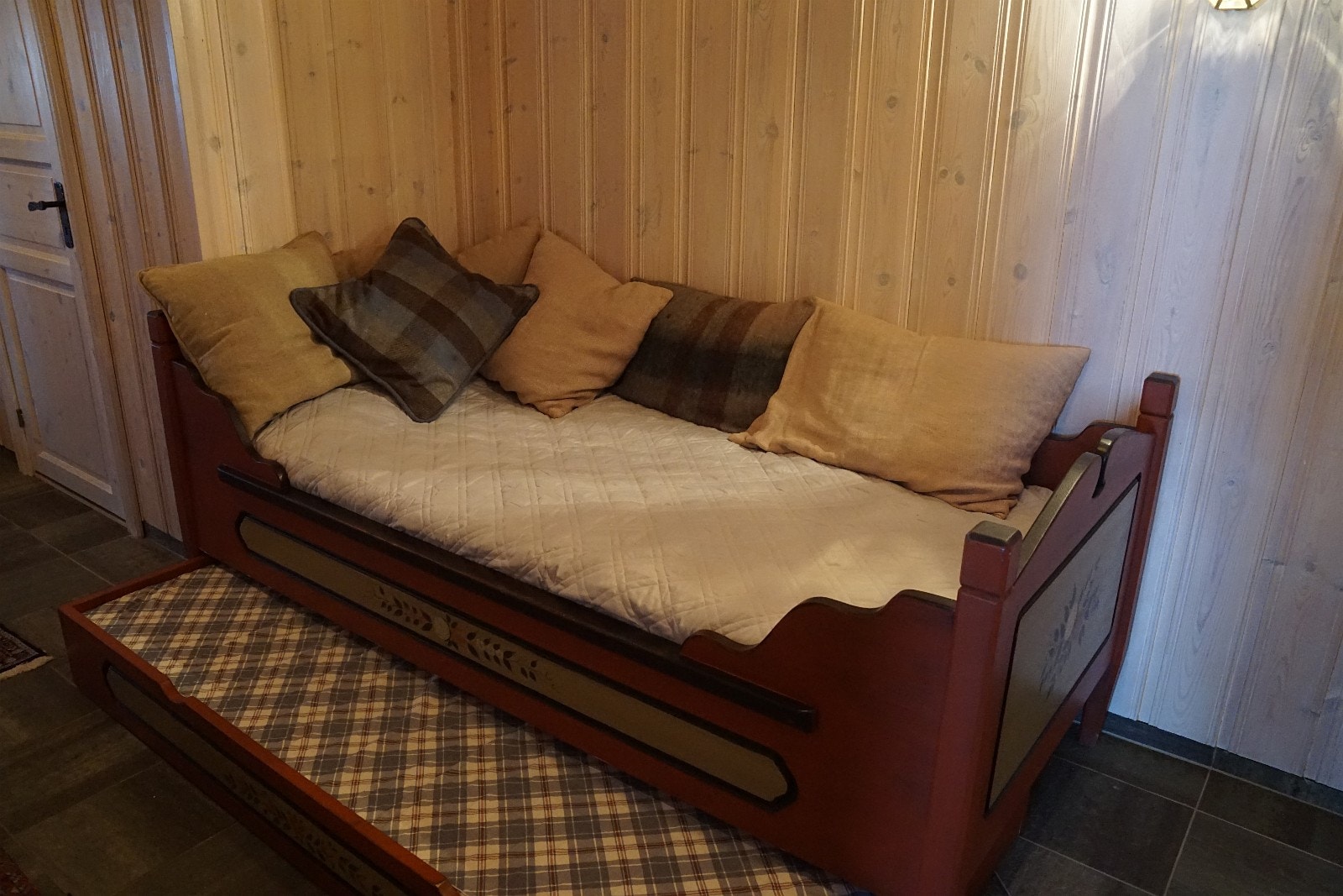 Sitteplass i seng i gangen nede, som også kan brukes som ekstra soveplass dersom det skulle være behov for det Galleribilde