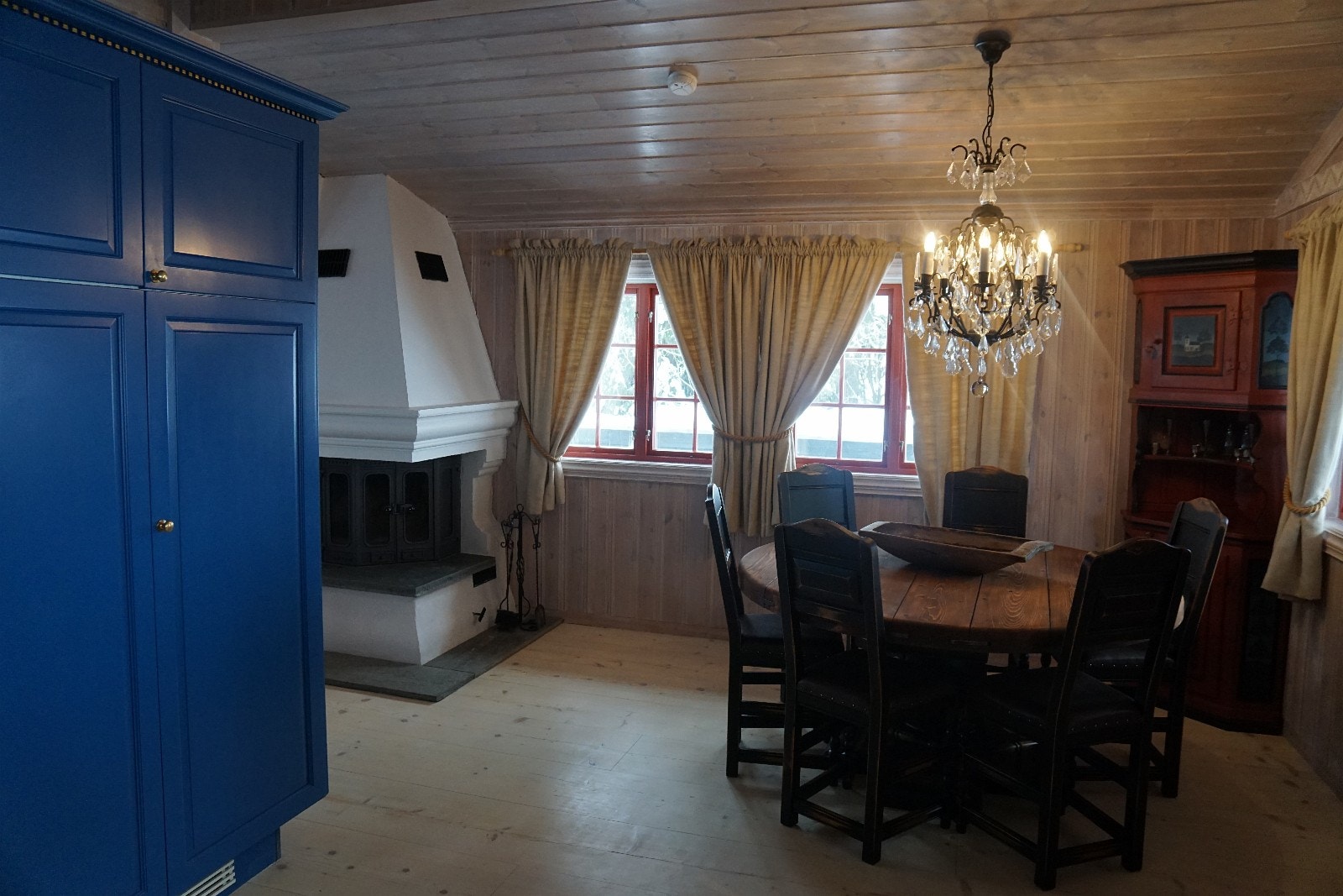 Peisen vender ut mot spisegruppen Galleribilde