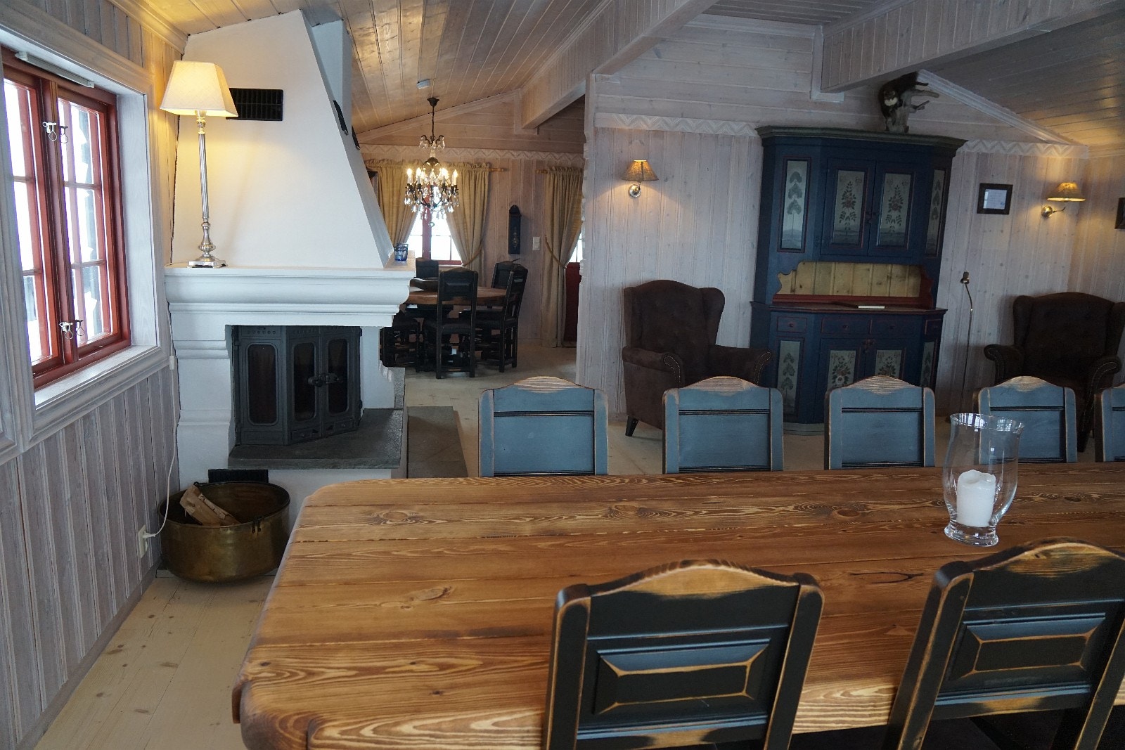 Langbordet i forgrunnen, spisegruppen på kjøkkenet i bakgrunnen Galleribilde