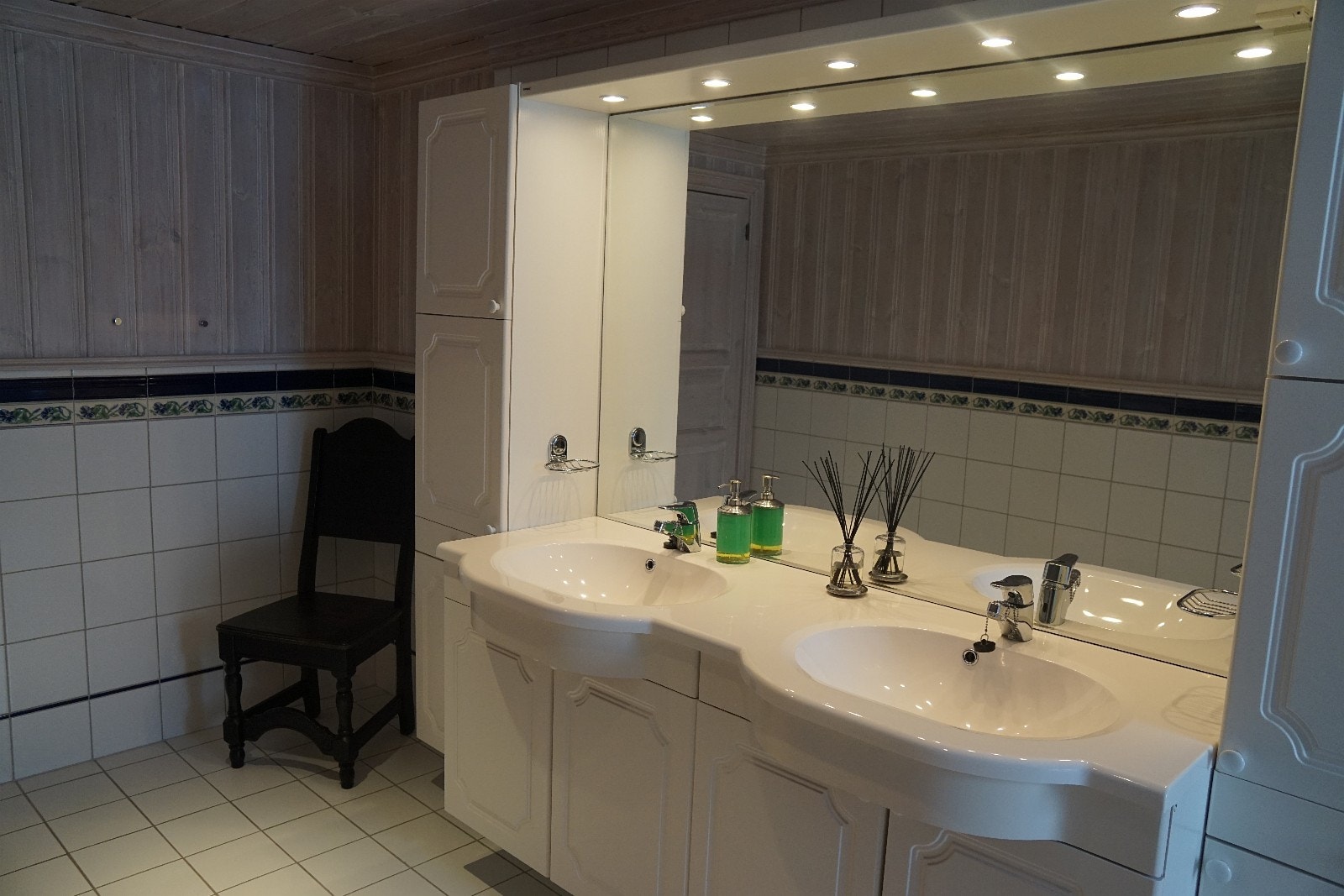 Dobbel servant på bad 2 Galleribilde