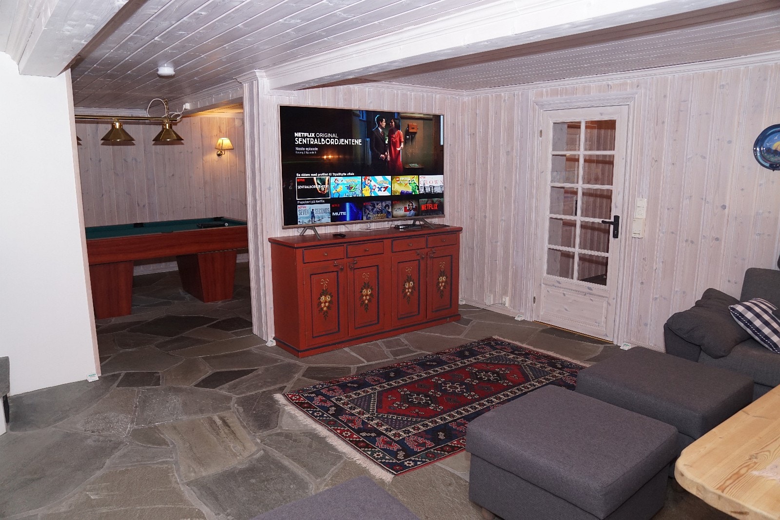 85 tommers TV, bak sees inngang til biljardrom Galleribilde