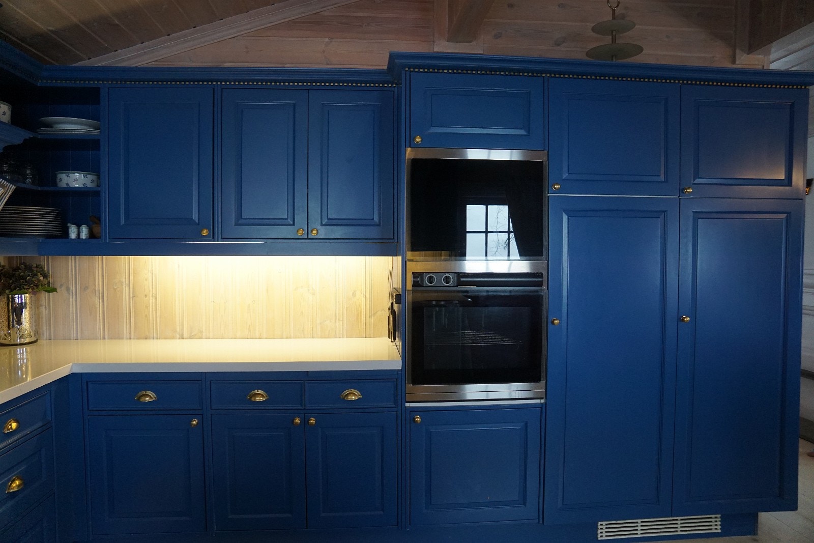 Kjøkken med komfyr og mikrobølgeovn Galleribilde