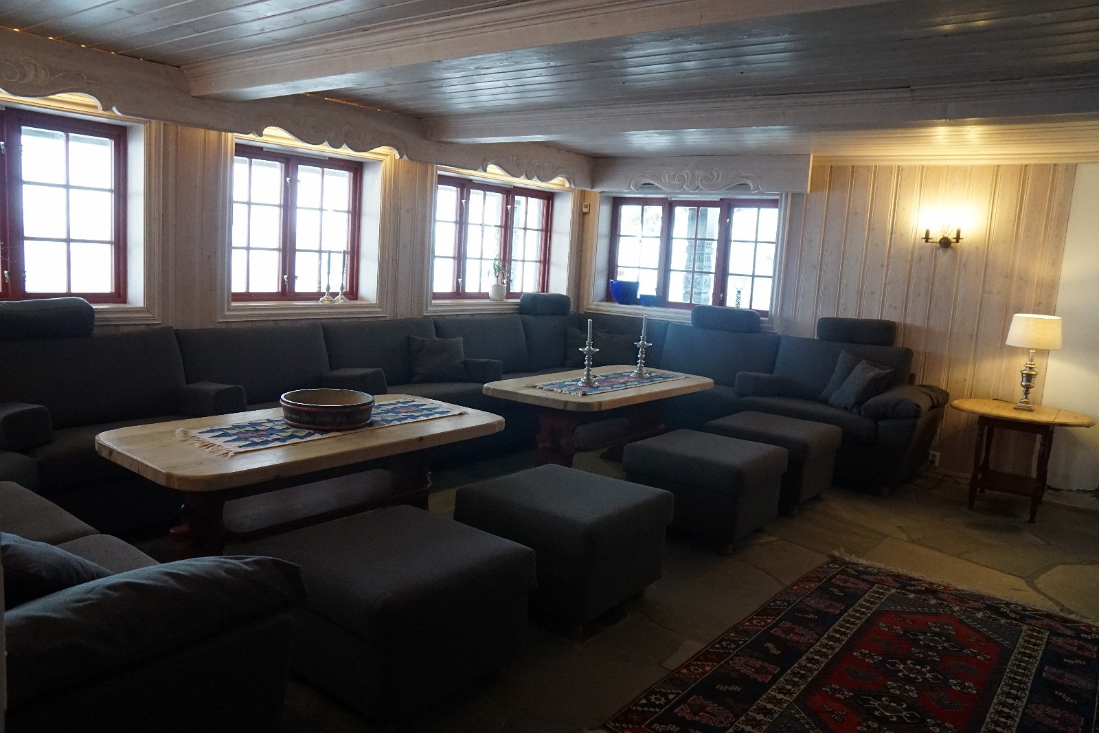 Stor sofa i TV-stuen Galleribilde