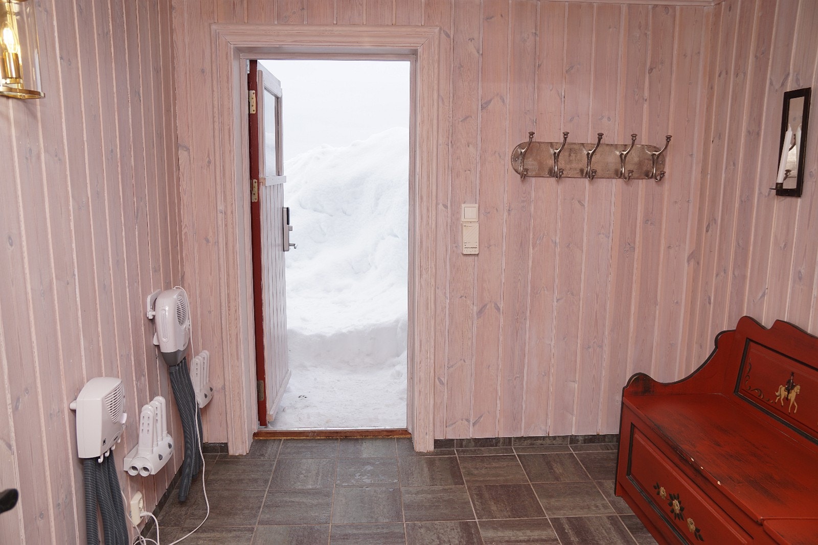 Utgangdør nede, herfra kan man stå på ski rett ned til skiløypen nedenfor hytten Galleribilde