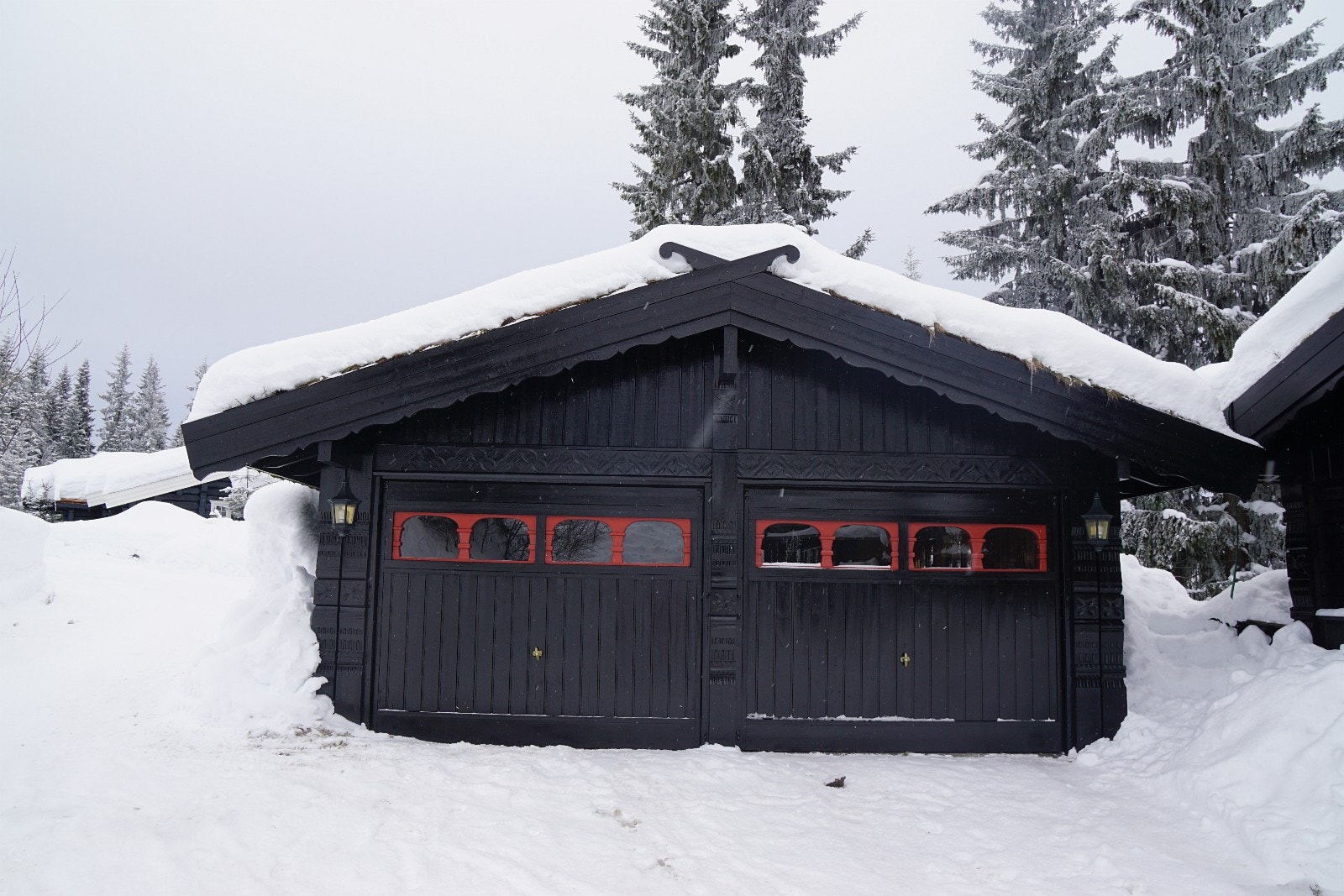 Stor dobbelgarasje ved siden av hytten Galleribilde