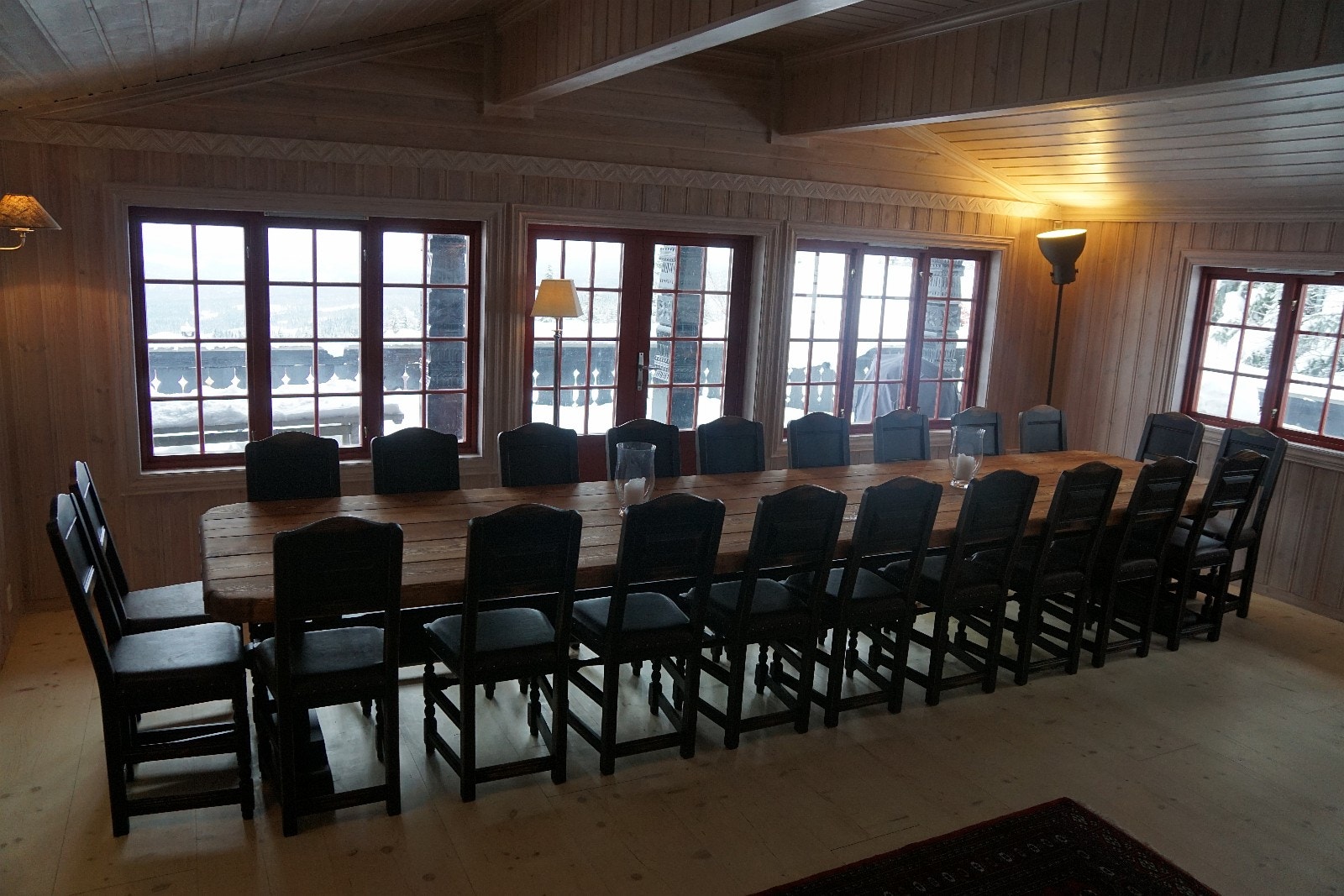 Dersom man er mange, kan man få plass til 22 rundt bordet som her... Galleribilde