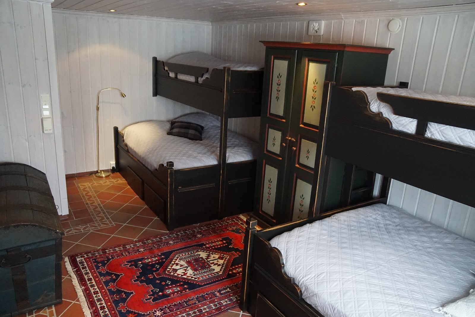 Soverom 7 med to køyesenger på 150 + 90 cm brede senger Galleribilde