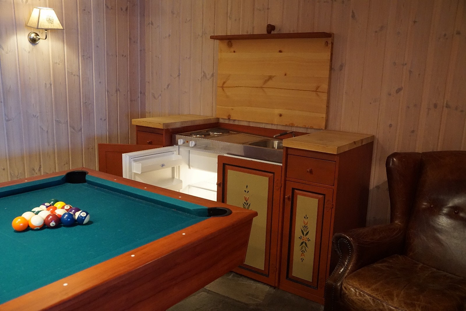 Eget minikjøkken med kjøleskap på biljardrommet Galleribilde