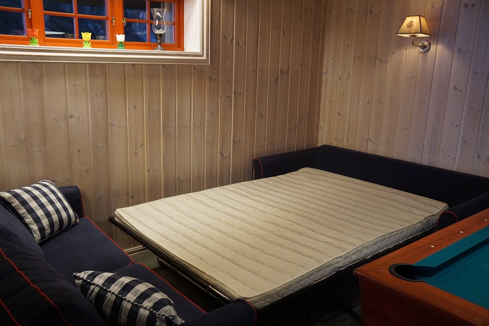 Sovesofaen på biljardrommet kan ved behov trekkes ut og gi en ekstra soveplass Galleribilde