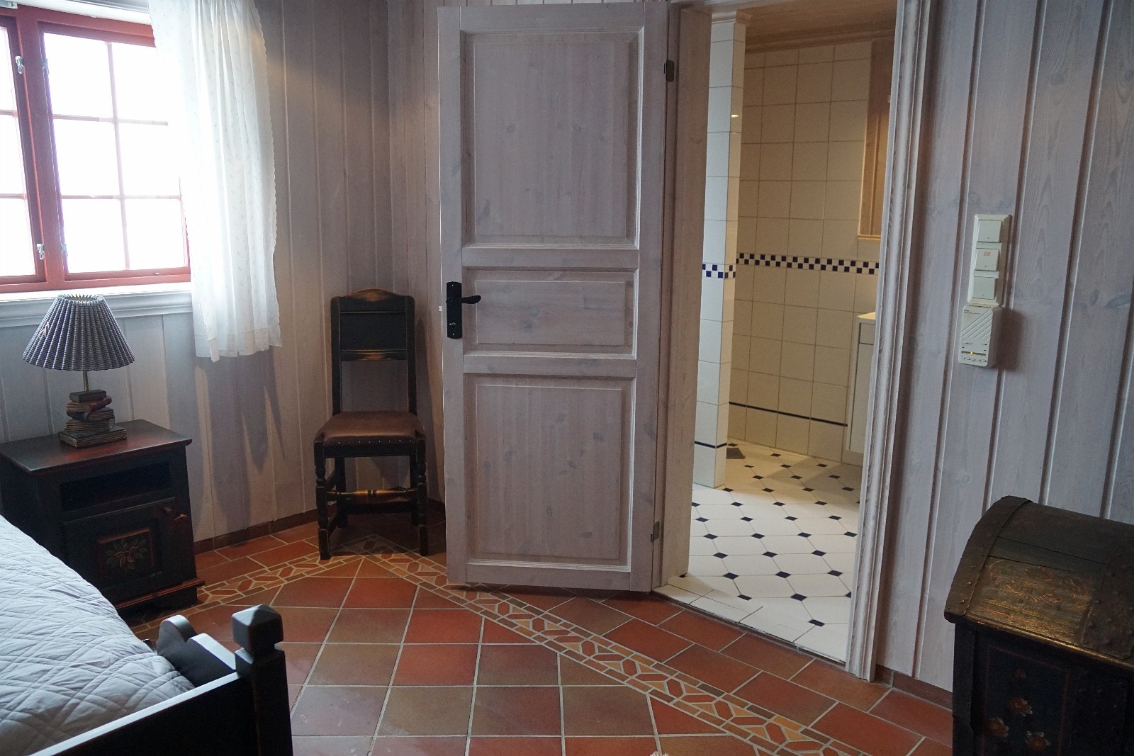 Inngang til eget bad fra sovesalen Galleribilde