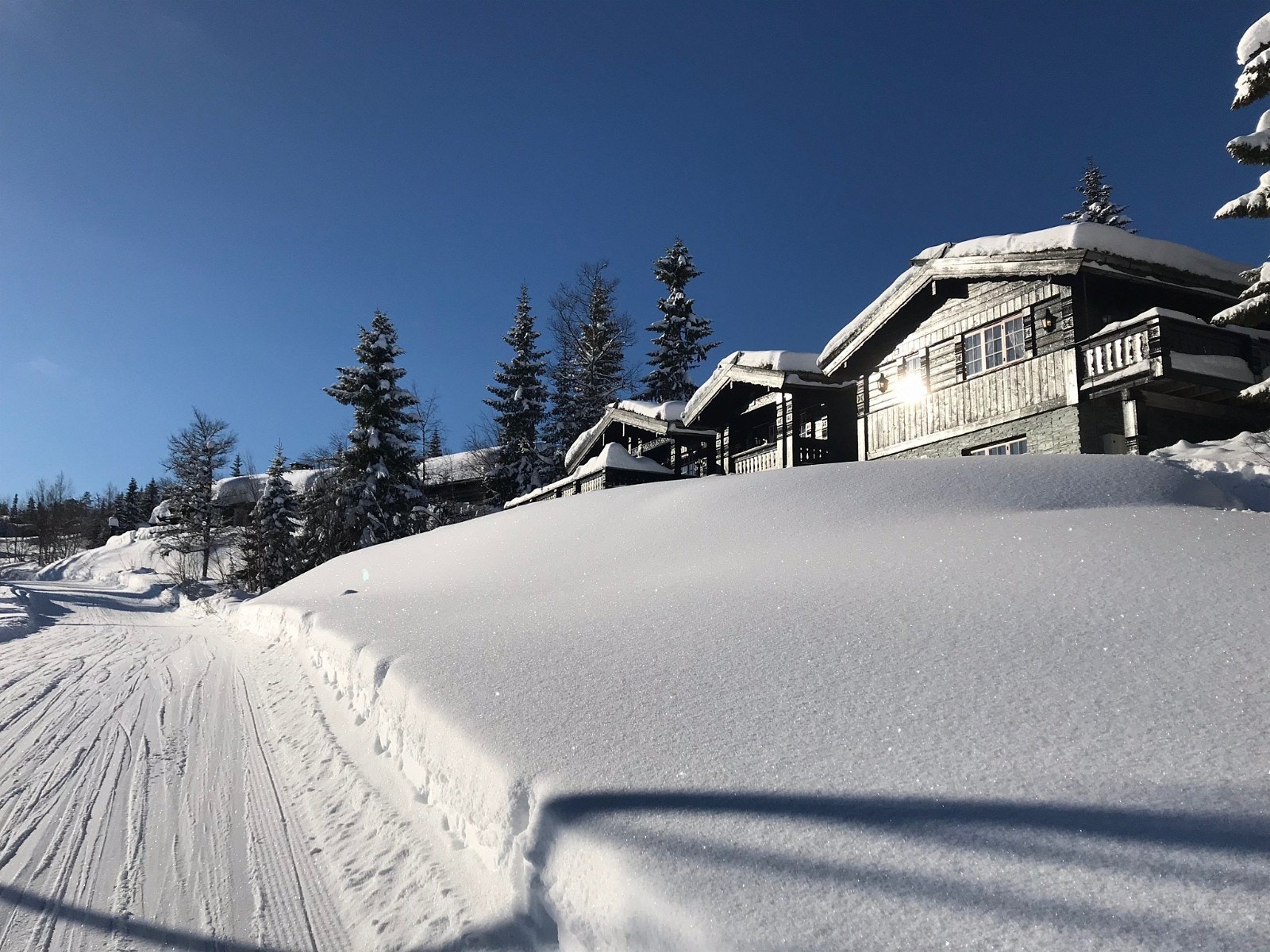 Hytten sett nedenfra, til venstre sees tilførselsløype til alpinanlegget Galleribilde