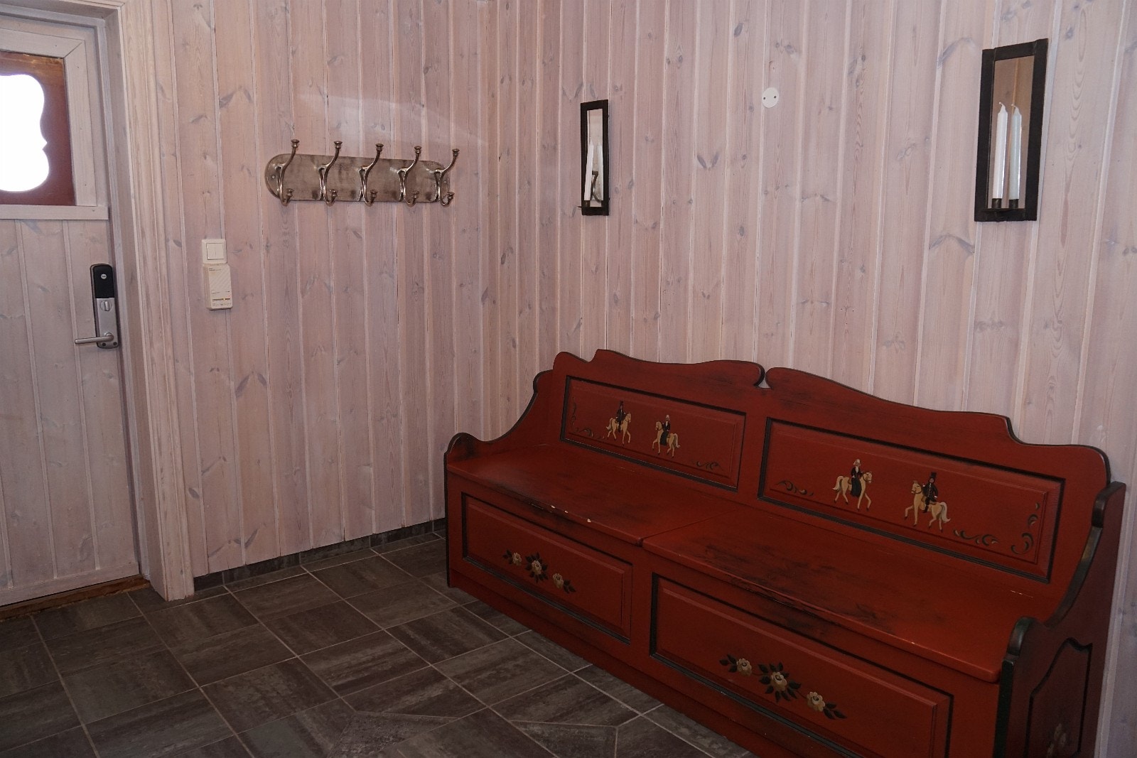 Benker ved utgangsdøren i underetasjen Galleribilde