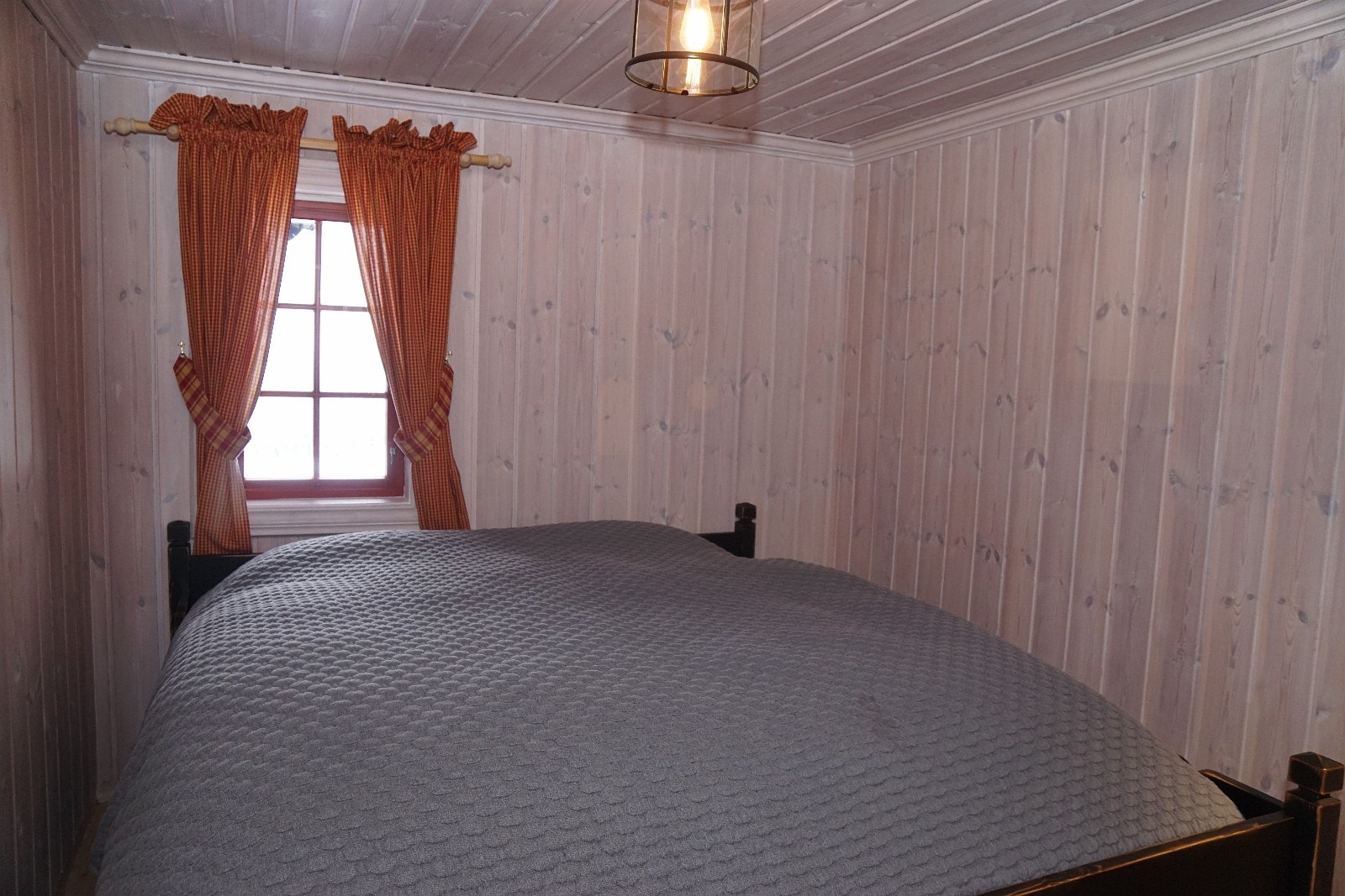 Soverom 2, med 180 cm bred seng Galleribilde