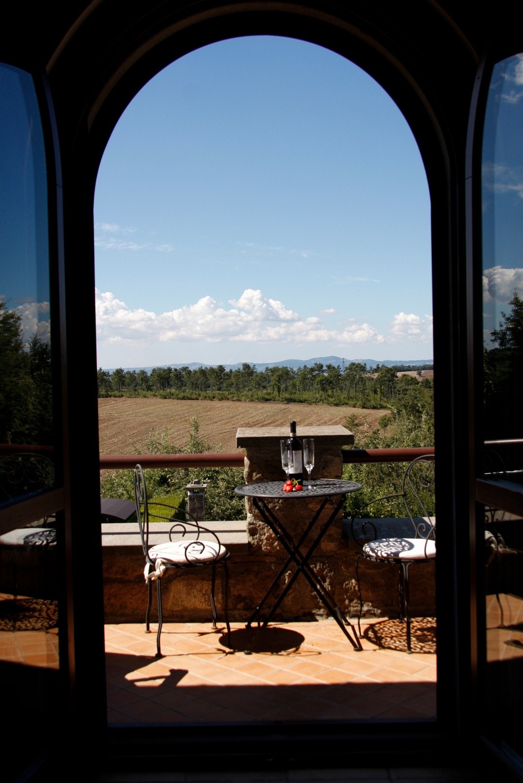 Terrassen ut fra stuen i 2 etg, med flott utsikt over bølgende åskammer. Galleribilde