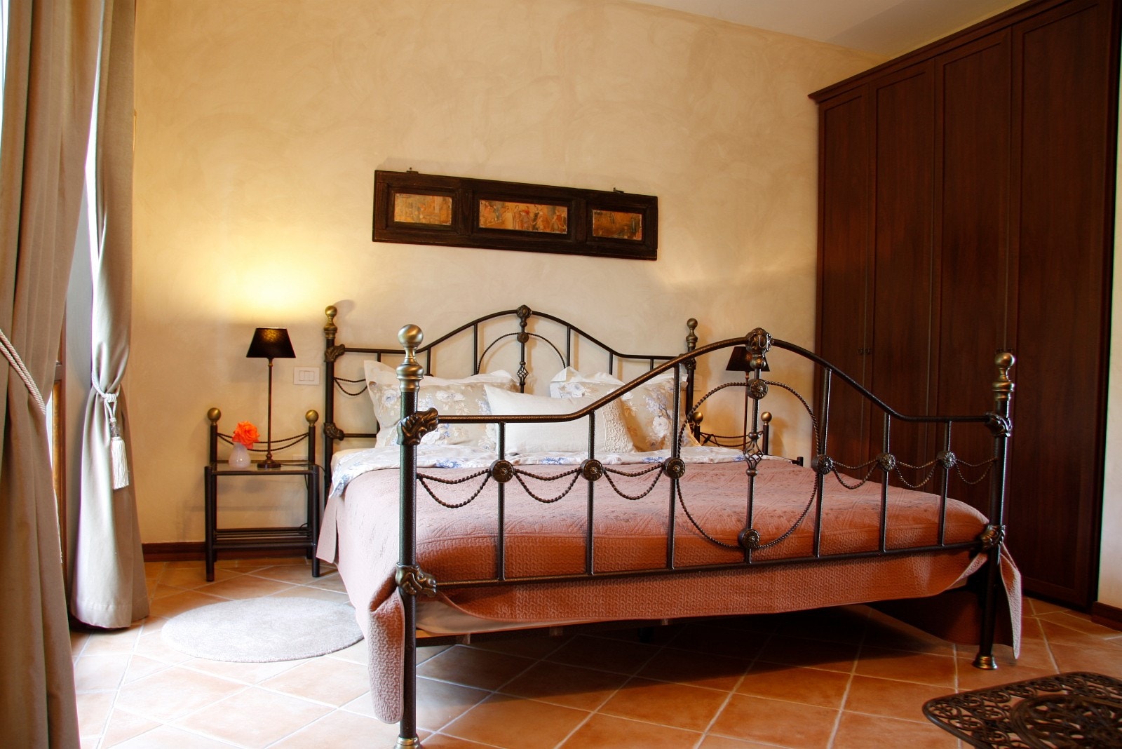 Masterbedrom 1 etg, har utgang til hagen, tilhørende bad... Galleribilde