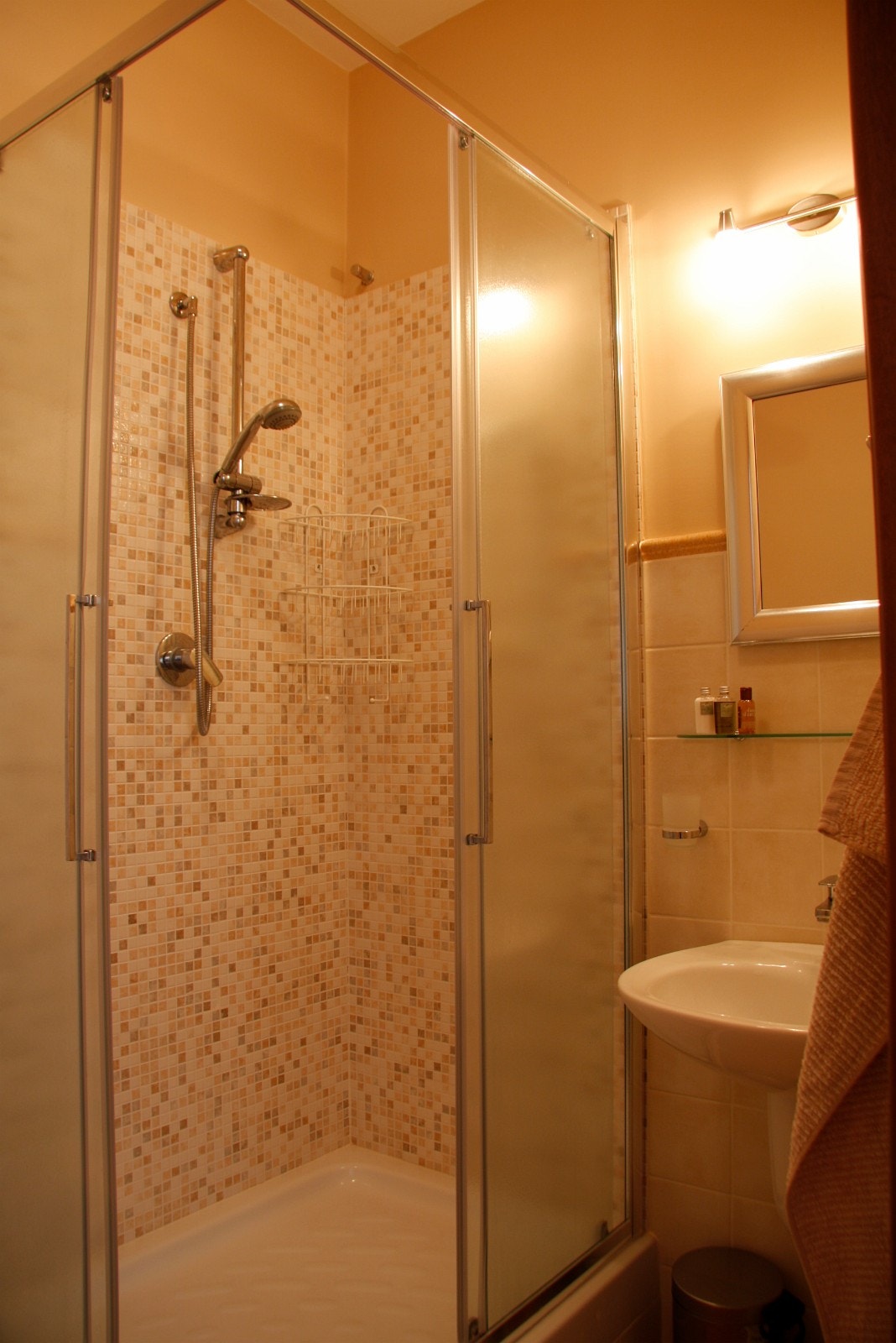 Det er 3 bad i 1 etasje. Dette brukes av de som har barnerommet. Galleribilde