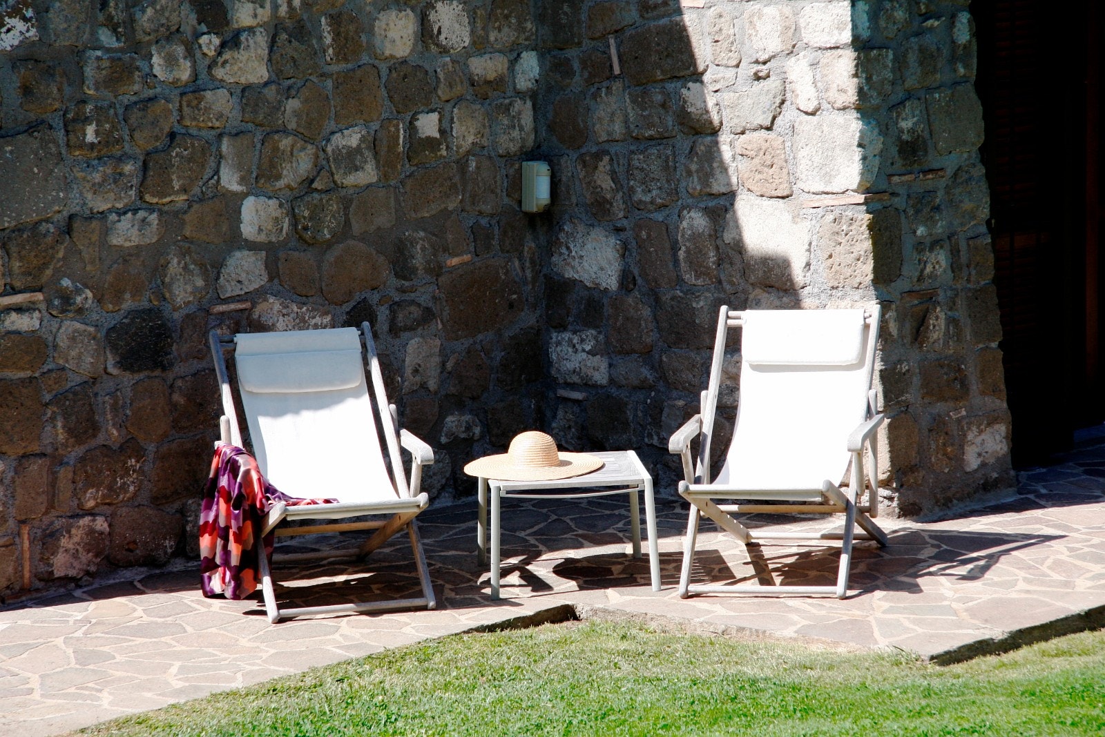 Stille krok bak huset. Galleribilde