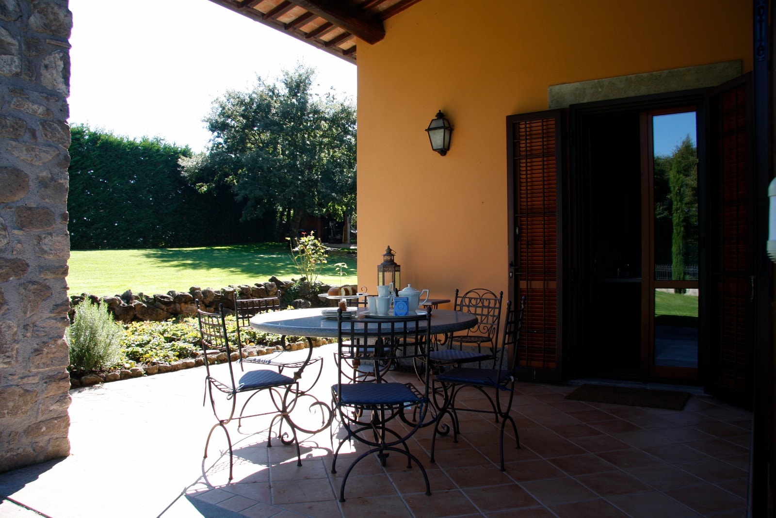 Frokost terrassen, hvor solen kommer først. Du har plasser rundt hele eiendommen hvor du har solen, hele dagen gjennom. Galleribilde