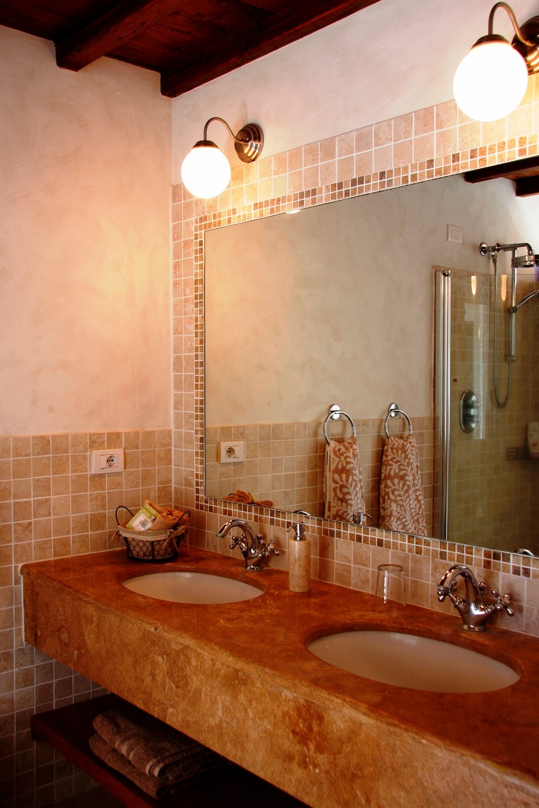 Dette hører til masterbedrom, 2 etg.
Dobbel servant, dusj, wc og badekar. Galleribilde