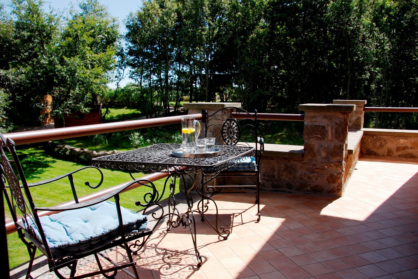 Frokost terrassen, ut fra kjk og soverom i 2 etg. Galleribilde